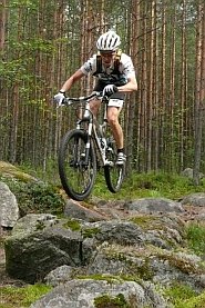 Lentämistä kivikon yläpuolella MTB Enduro Jyväskylässä. Kuva Touho Häkkinen.