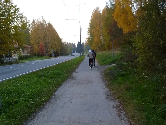 Jyväskylän Matinmäentien kapeaa jalkakäytävää ja pyörätietä.