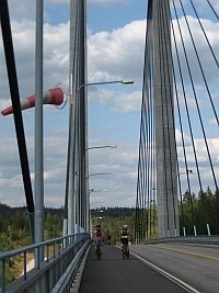 Fillarointia Kärkisten sillalla JYPS:in pyöräretkellä elokuussa 2006.