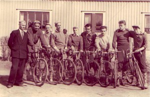 Arvokkaasti pukeutuneita seuralaisia vuodelta 1954.
