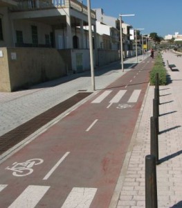 Ensiluokkaisen laadukasta pyörätietä Mallorcalla. Huomaa värillinen ja tasainen asfaltti, ajoratamaalaukset, erottelu sekä reitin suoruus ja tasaisuus.