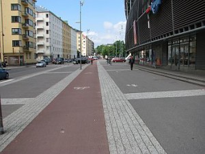 Laadukkaasti erotellut jalkakäytävä ja pyörätie Helsingissä. Huomaa oikeaoppiset pyörätien kaistojen merkinnät.