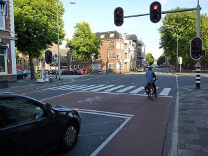 Pyöräkaista ja -tasku Hollannissa. Pyöräilijä ryhmittyy punaisten valojen palaessa turvallisesti autoilijan eteen. Autoilija näkee koko ajan, mihin pyöräilijä on kääntymässä.