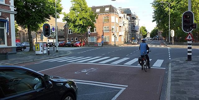 Pyöräkaista ja -tasku Hollannissa. Pyöräilijä ryhmittyy punaisten valojen palaessa turvallisesti autoilijan eteen. Autoilija näkee koko ajan, mihin pyöräilijä on kääntymässä.
