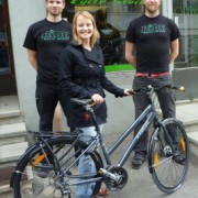 Pääpalkinto Trek Valencia -hybridin luovutustilaisuus Ride Cycle Storen edustalla. Taustalla Riden Jouni ja Tasse.