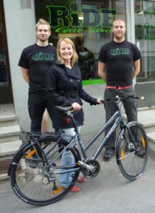 Pääpalkinto Trek Valencia -hybridin luovutustilaisuus Ride Cycle Storen edustalla. Taustalla Riden Jouni ja Tasse.