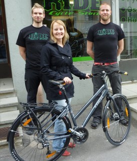 Pääpalkinto Trek Valencia -hybridin luovutustilaisuus Ride Cycle Storen edustalla. Taustalla Riden Jouni ja Tasse.