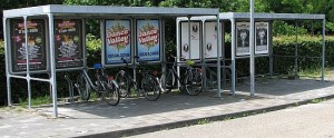 Katettu pyöräparkin ja bussipysäkin yhdistelmä Hollannissa. Tällaiset ratkaisut tukevat eri liikennemuotojen yhdistämistä.