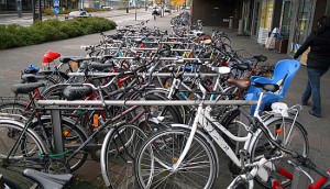 Kun pyöräpaikkoja ei ole riittävästi, parkki tukkeutuu ja sen käyttäminen muuttuu erittäin hankalaksi. Kuva on Jyväskylän Matkakeskuksen edustalta.