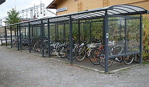 Laadukas pyöräparkki Jyväskylän Matkakeskuksen luona: parkki on katettu, hyvin sijoitettu ja käytetty telinemalli on melko toimiva.