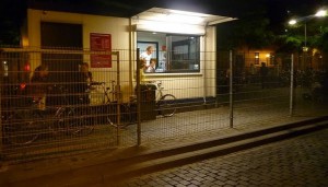 Ihmiset jonottavat Hollannissa maksulliselle vartioidulle pyörien parkkialueelle.