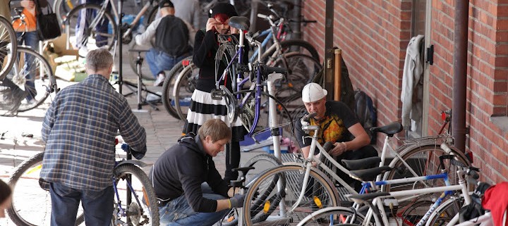 Säpinää vuoden 2011 huoltotapahtumassa.