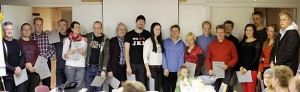 Kuvassa vasemmalta Matti Purojärvi, Ari Häyrinen, Timo Lahtinen, Jouko Kotkansalo, Anna Rasa, Antti Berg, Sakari Holma, Janne Hytönen, Vilma Niskanen, Juha Kauppinen, Sini Alusniemi, Simo ja Tommi Terävä, Mikko Pohjonen, Hanna Tamminen, Jani Piironen, Susanna Tolsa ja Jani Käyhty. Kuvasta puuttuvat Johanna Kujanen, Kasperi Laeste, Aikku ja Juho Jäppinen. Kuva Touho Häkkinen.