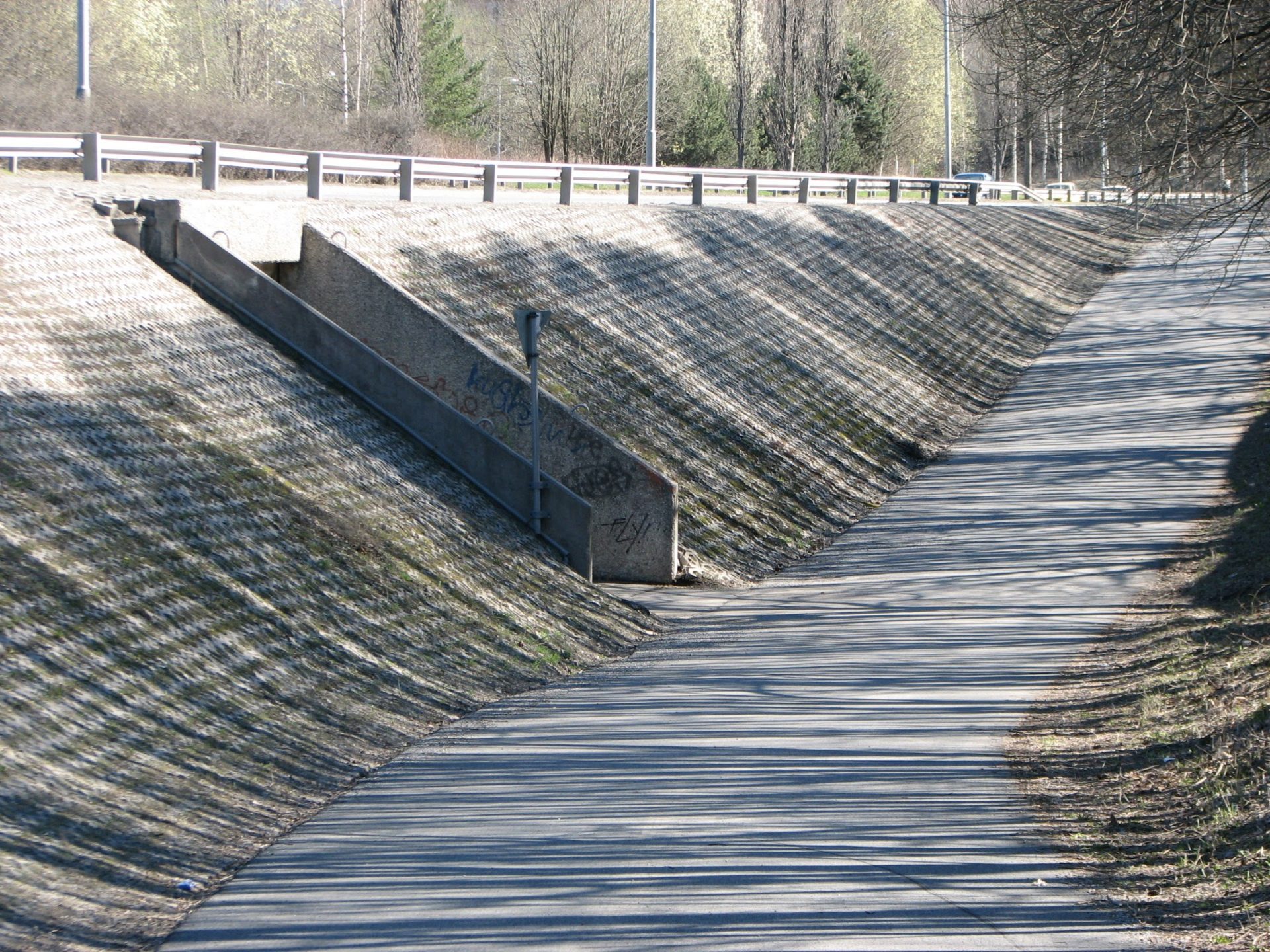 Tyypillisen vaarallinen suomalainen tunneli. Näkyvyys on olematon ja tunneli on montussa.