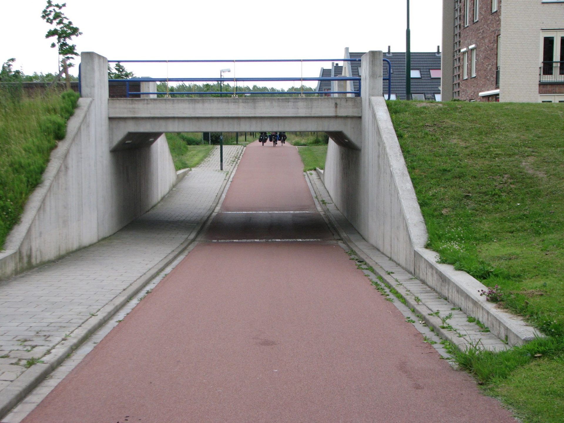 Selkeä ja turvallinen tunneli Hollannin Houtenissa. Hollannissa tunnelin viereen ei koskaan sijoiteta risteystä.