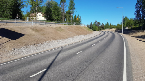 Uuraisilla ajorata on paljon tasaisempi kuin vieressä jalkakäytävä ja pyörätie.