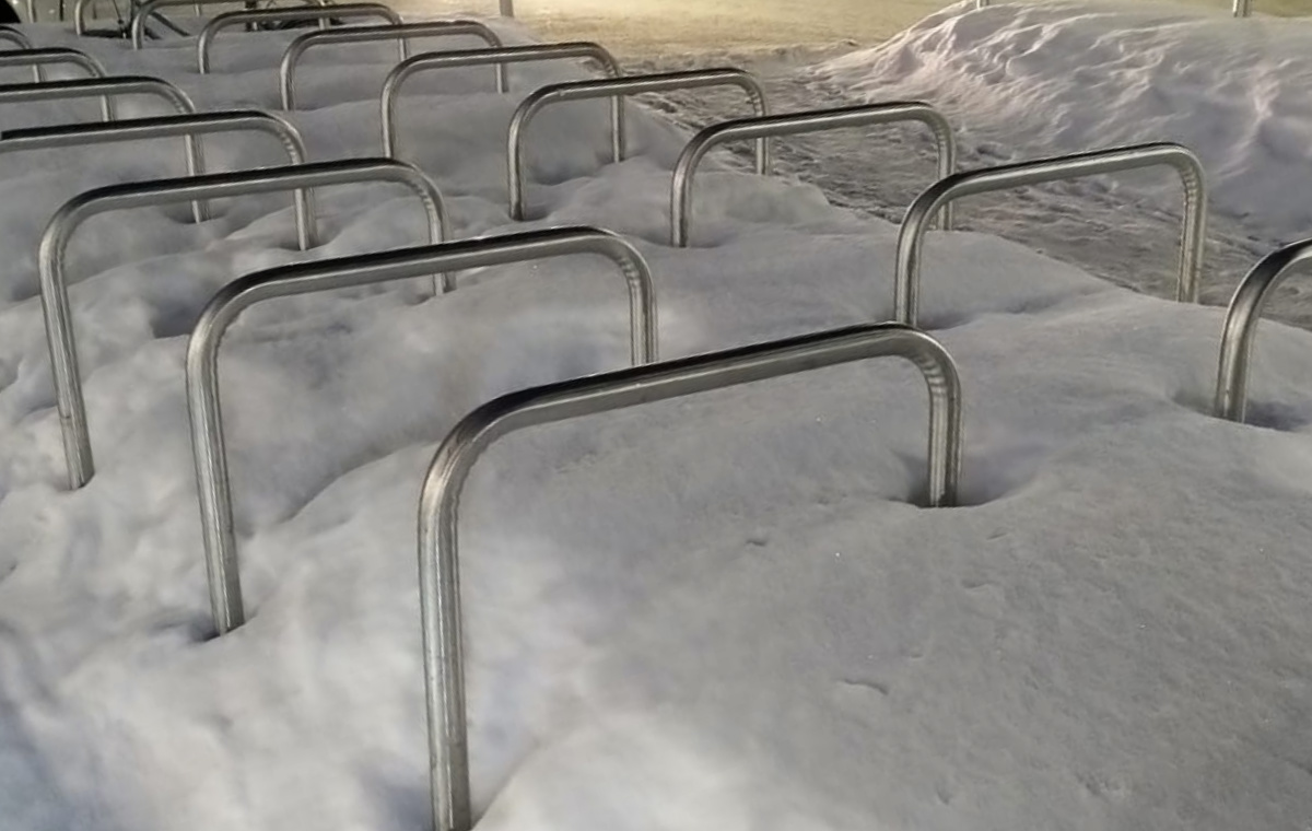 Jyväskylän Citymarketin pyöräparkki on hautautunut lumeen talvella 2021.
